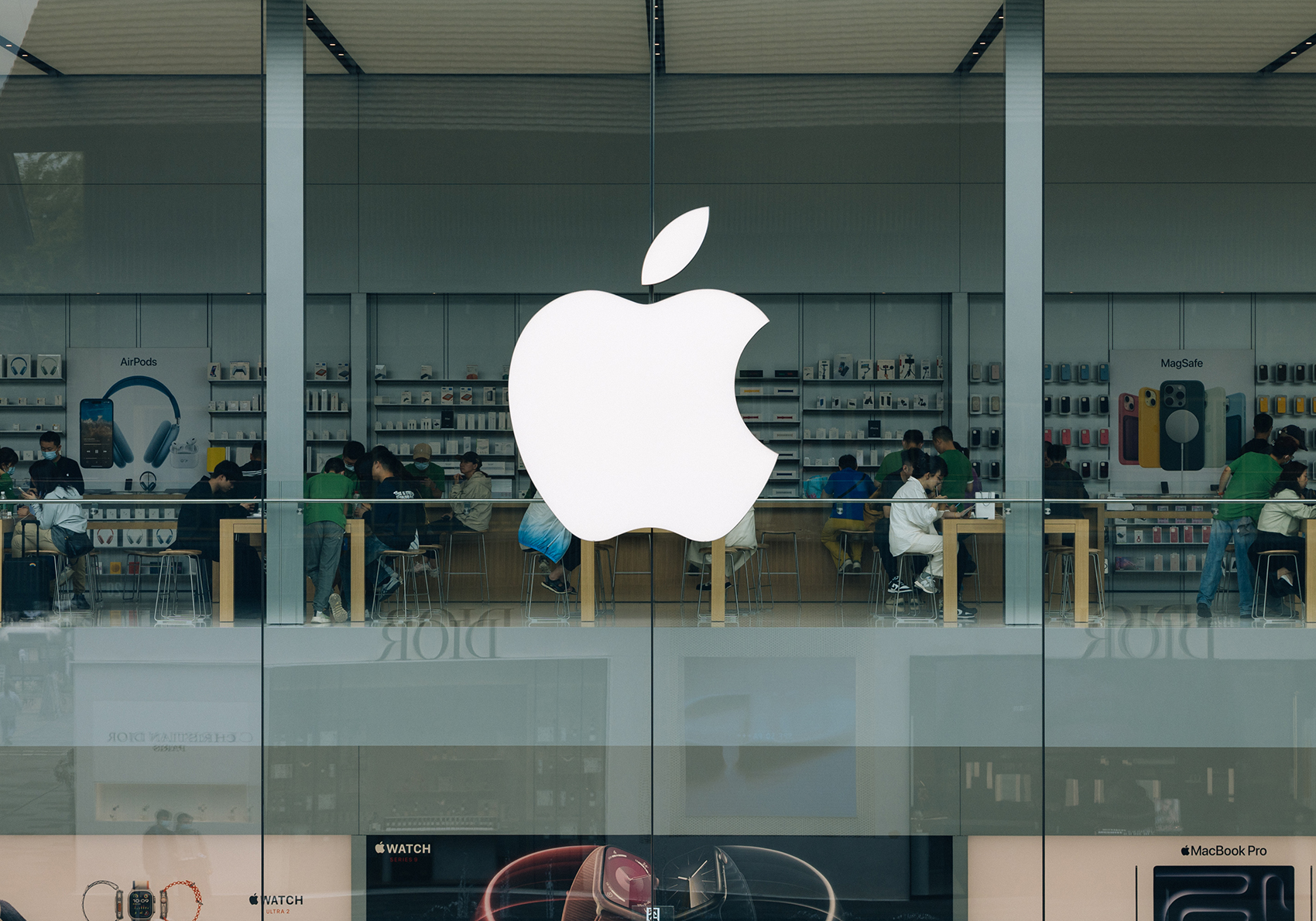 苹果发布2024年第三财季业绩：iPhone和大中华区营收下滑 软件服务收入显著